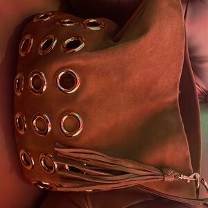 Beautiful suede bag in a camel brown with gold accents, adjustable strap&zipper